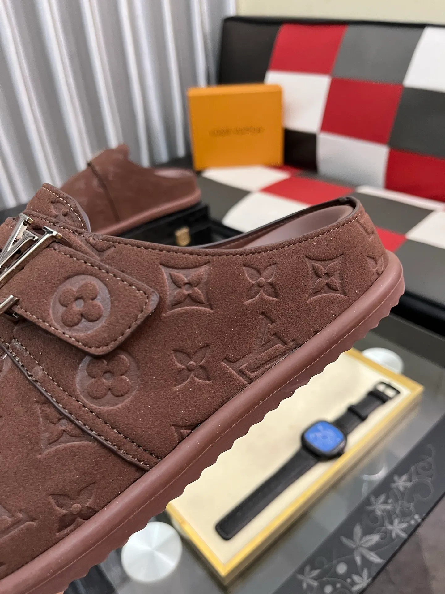 Men's shoes 💰380⌚️⌚️2025 new men's casual sandals and slippers, made of suede cow leather, with Monogram pattern to highlight the trendy style. Adjustable straps illuminated with LV letters, while a resilient insole and micro outsole provide lightweight comfort. Made of suede cow leather with embossed Monogram pattern and brand element metal hardware✅Adjustable straps➕Tough insole‼ ️Micro outsole. Comfortable and easy to wear‼ ️size: 38-446️⃣Colors available